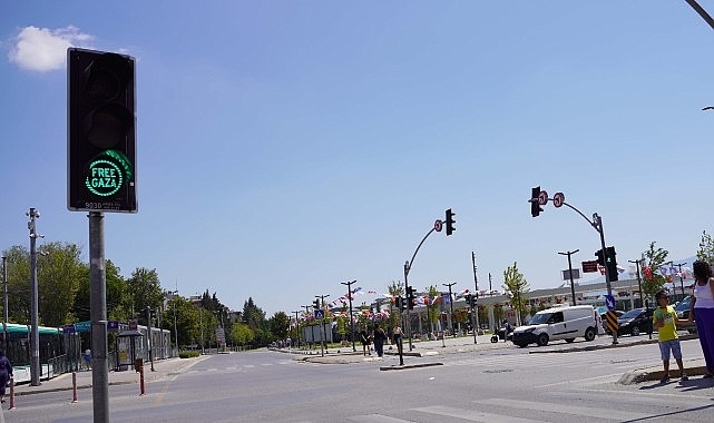 Büyükşehir, kırmızı ışıkla 