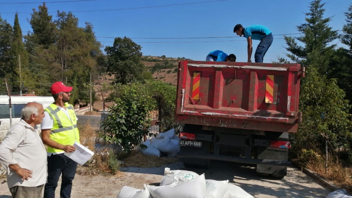 Kocaeli Belediyesi'nden üreticiye tavuk yemi ve ekipman desteği