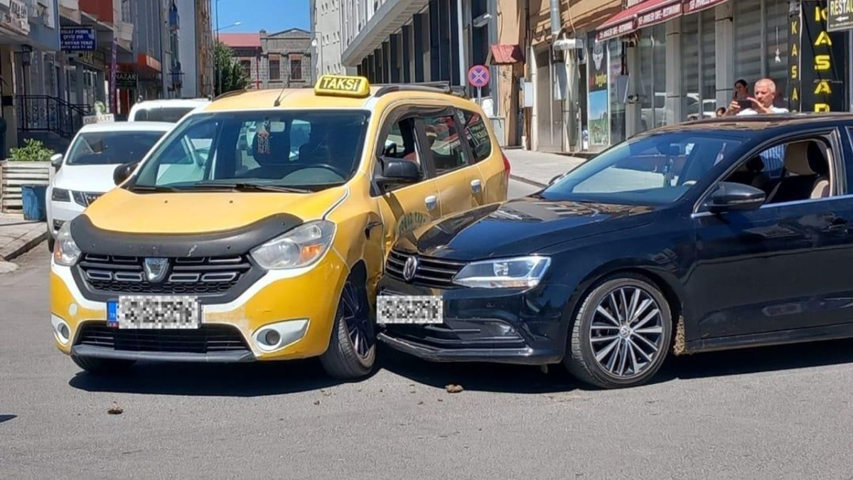 Kars'ta maddi hasarlı trafik kazası meydana geldi