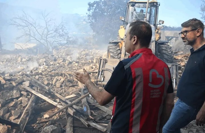 Bakan Kurum, Sındırgı Depreminde Oluşan Hasarı Duyurdu