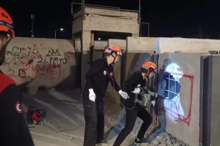 Kahramanmaraş’ta Kadın Arama Kurtarma Ekibi Enkaz Tatbikatı Yaptı