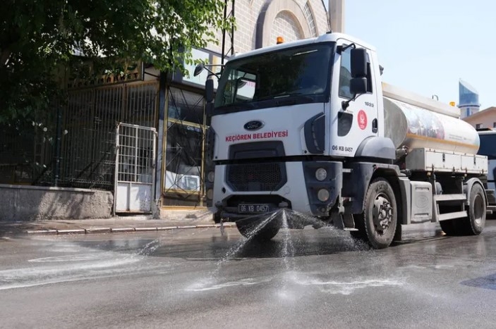 Keçiören’de Cadde ve Sokaklar Tazyikli Suyla Temizlendi