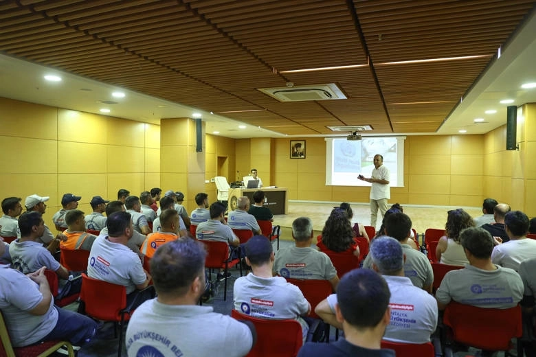 Antalya Büyükşehir'den ilaçlama personeline eğitim