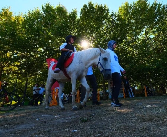 Sakarya’da Çocuklar Pony Atlarla Eğlendi