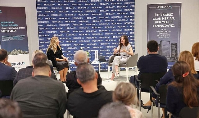  “Sezonun Hikâyesi: Çeşme’de Yaz” söyleşisi Arkas Sanat Alaçatı’da yapıldı