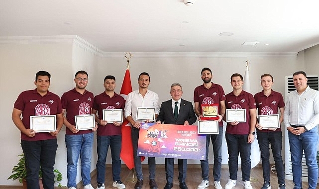 TEKNOFEST kapsamındaki yarışmalarda derece elde eden DEÜ'lü öğrenci ve akademisyenler, tebrik belgelerini DEÜ Rektörü Prof. Dr. Bayram Yılmaz'ın elinden aldı.