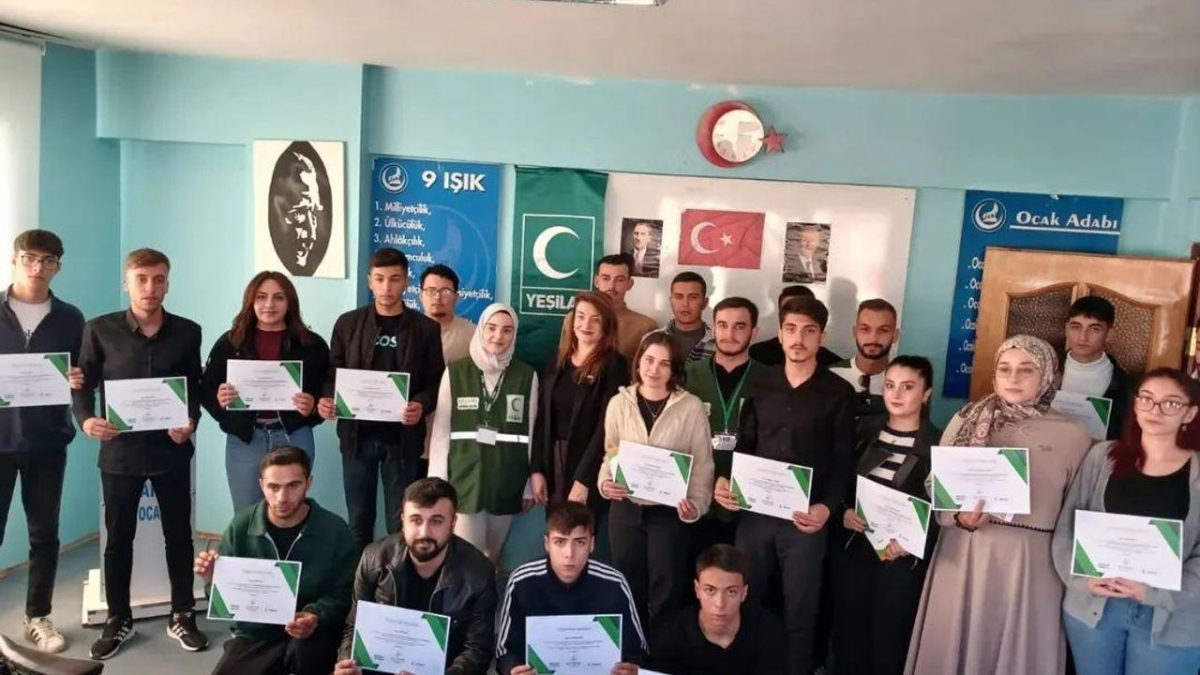 Kars Yeşilay'dan Ülkü Ocakları'nda bağımlılıkla mücadele eğitimi