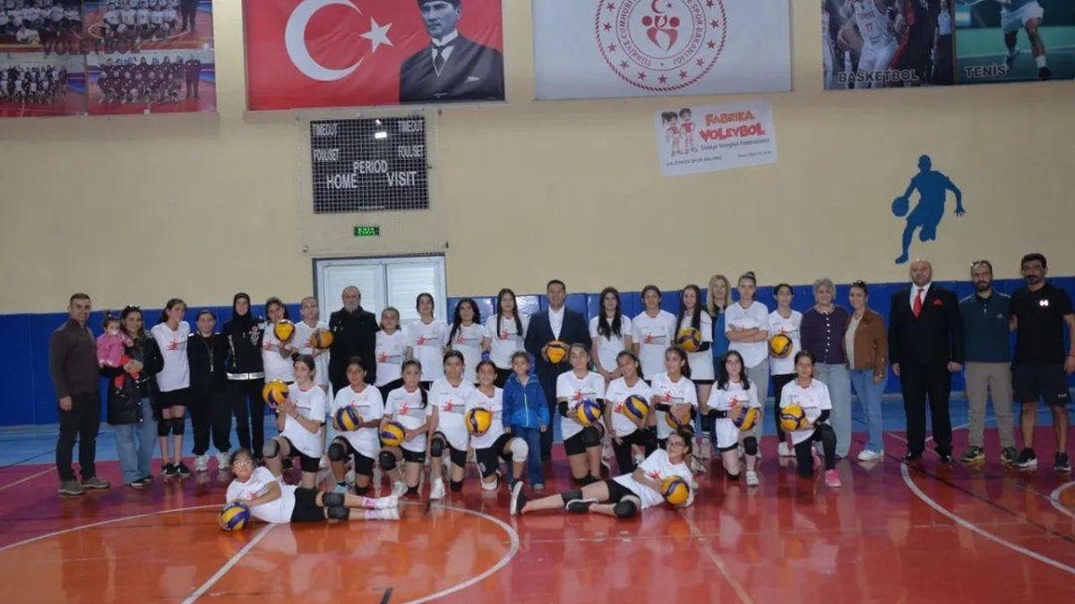 Dünya Kız Çocukları Günü'nde kız voleybolcularla anlamlı buluşma