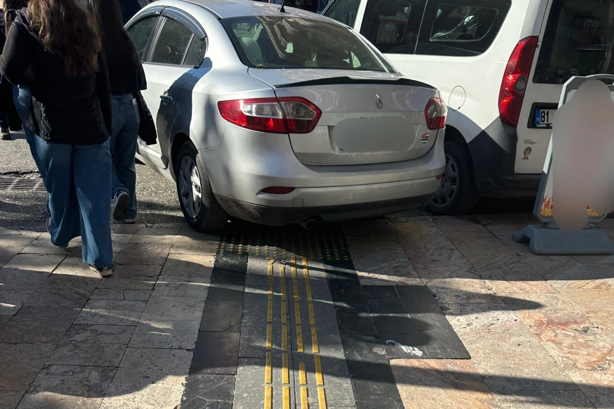 Bu kadarına da pes! Düzce'de görme engellilere yapılan yolu kapattı!