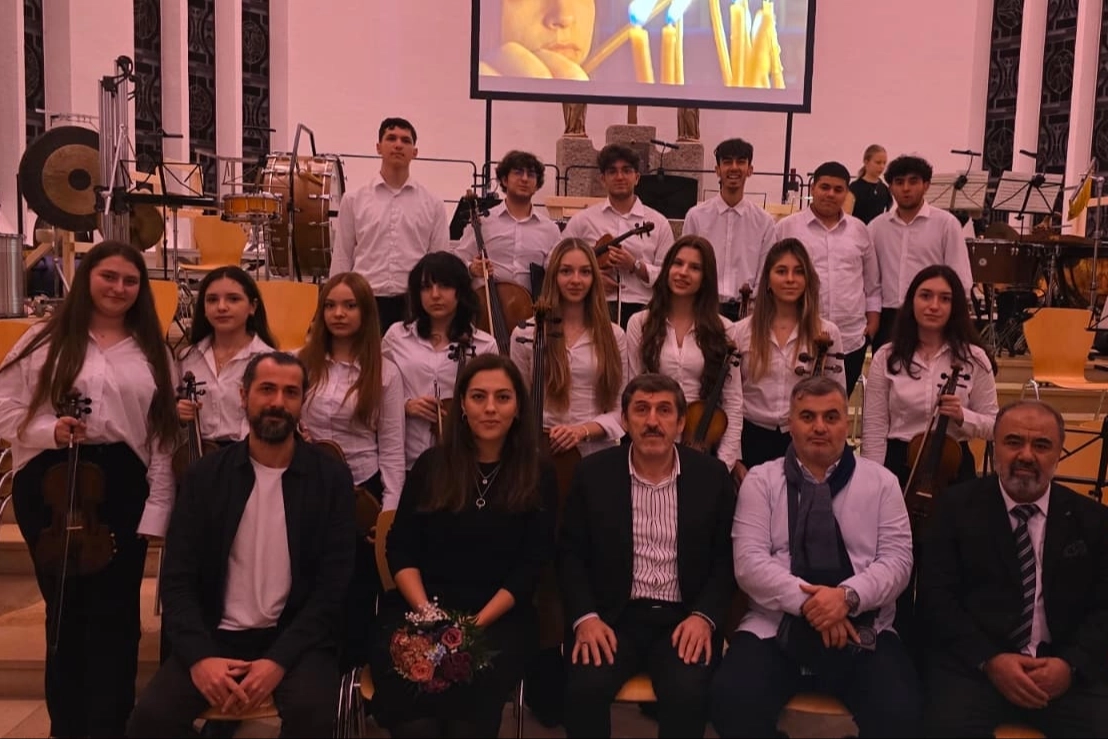 Bursa Zeki Müren Lisesi öğrencileri Avrupa’da sahneyi büyüledi