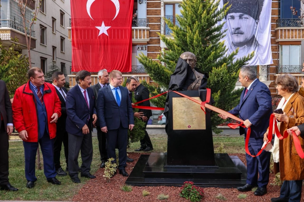 Ankara Keçiören’de Kaysın Kuliyev’in yeni büstü törenle açıldı