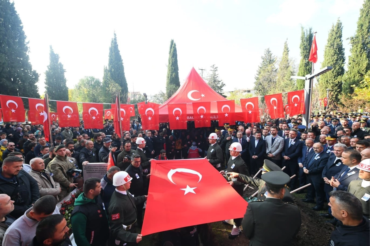 Balıkesir, şehit Uzman Çavuş Emre Sayın'ı son yolculuğuna uğurladı