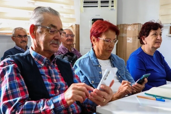 60 yaş üstü bireyler dijital çağa adım atıyor