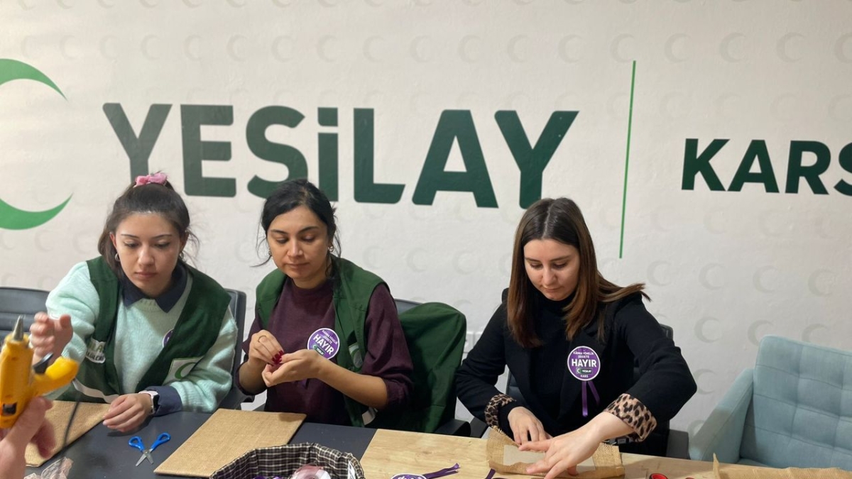 Yeşilay Kars Şubesi, “Kadına Yönelik Şiddete Hayır” mesajıyla dantel atölyesi düzenledi