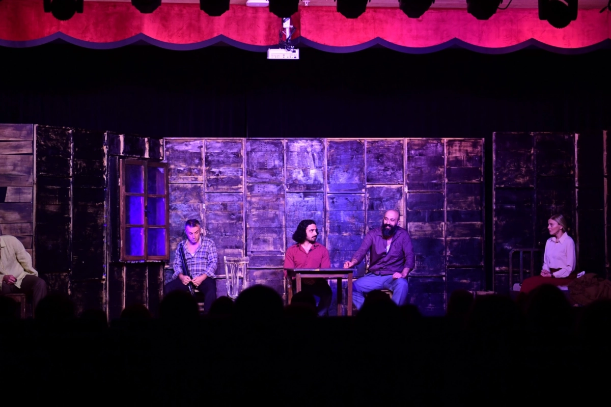 Bursa Osmangazi'de ‘Duvarların Ötesi’ni sanatseverlerle buluşturdu