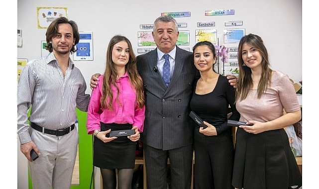 Güzelbahçe’de Belediyesi’nden 24 Kasım’a Anlamlı hediye: Öğretmenlere İsimli Kalem