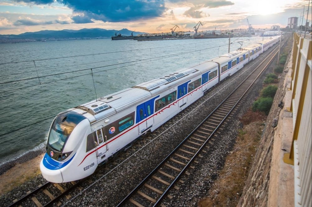 İzmir Büyükşehir'den Tugay’dan TCDD’ye sert çıkış: Ray kirasını sıfırlayın, 90 dakikayı hemen getireyim