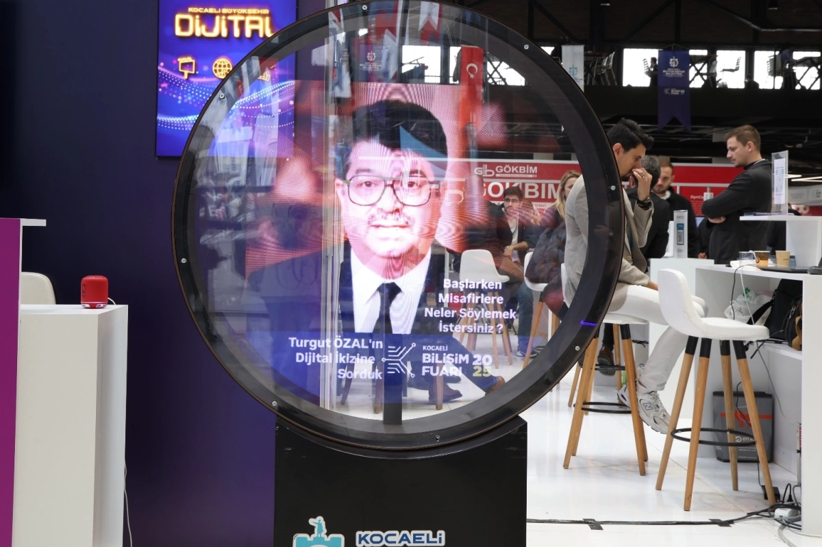 Turgut Özal hologram yöntemiyle Kocaeli Bilişim Fuarı'nda