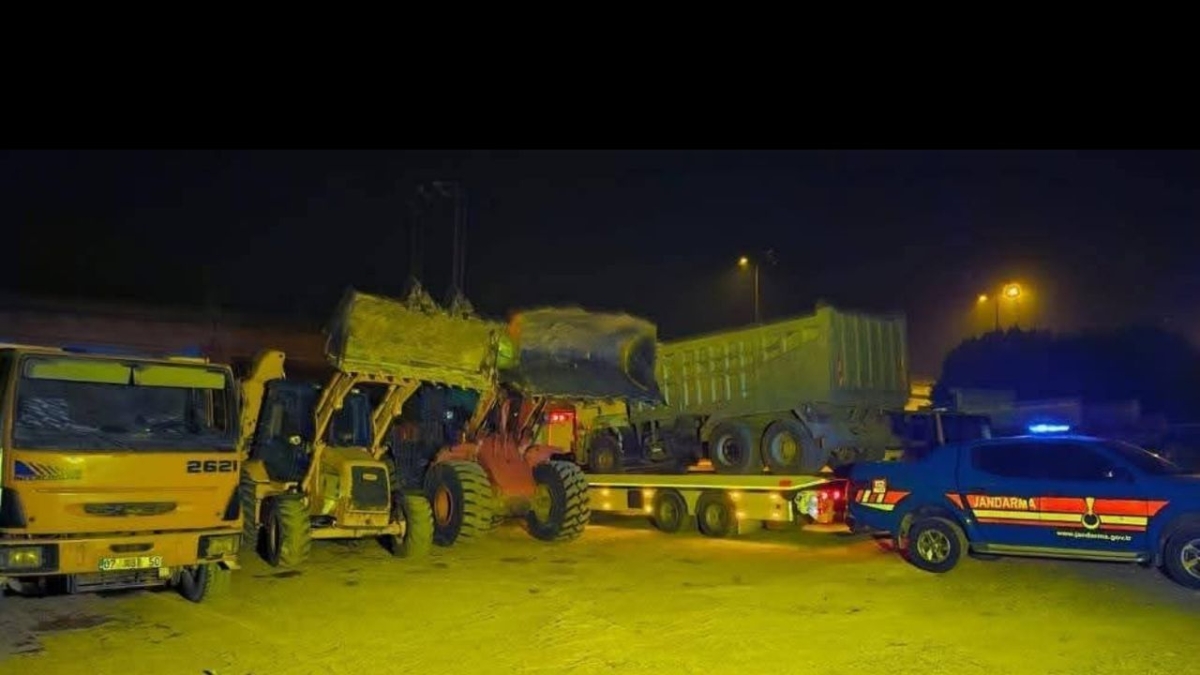 Antalya’da kum hırsızlarına gece operasyonu: 1 tutuklama, 8 araca el konuldu