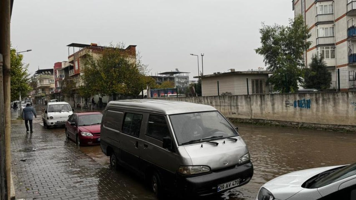 Aydın'da sağanak yağış mahalleyi göle çevirdi