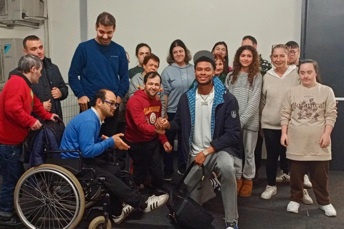 İstanbul'da engelleri aşan çocuklar basketbol maçında