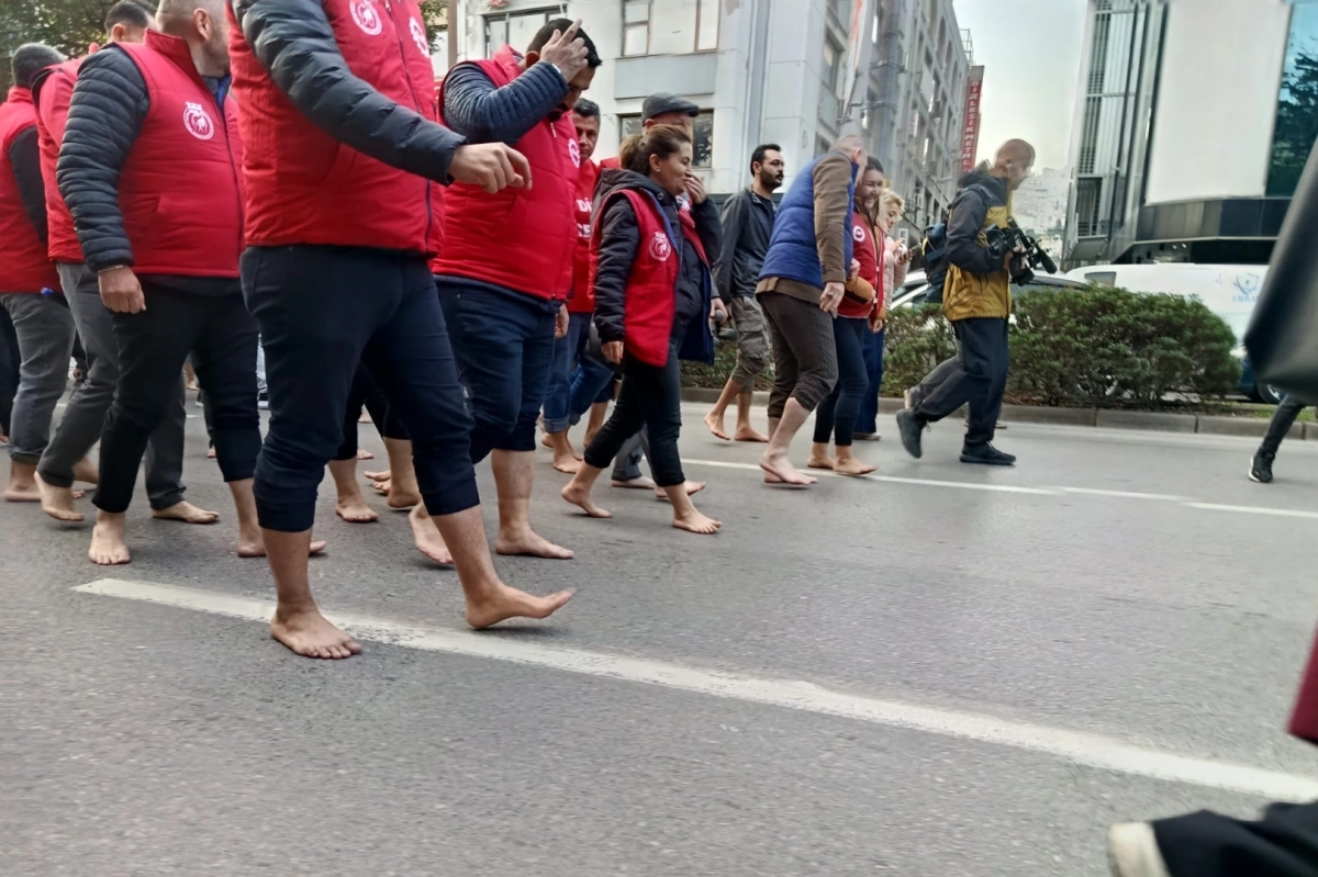 İzmir'de çıplak ayaklı protesto!
