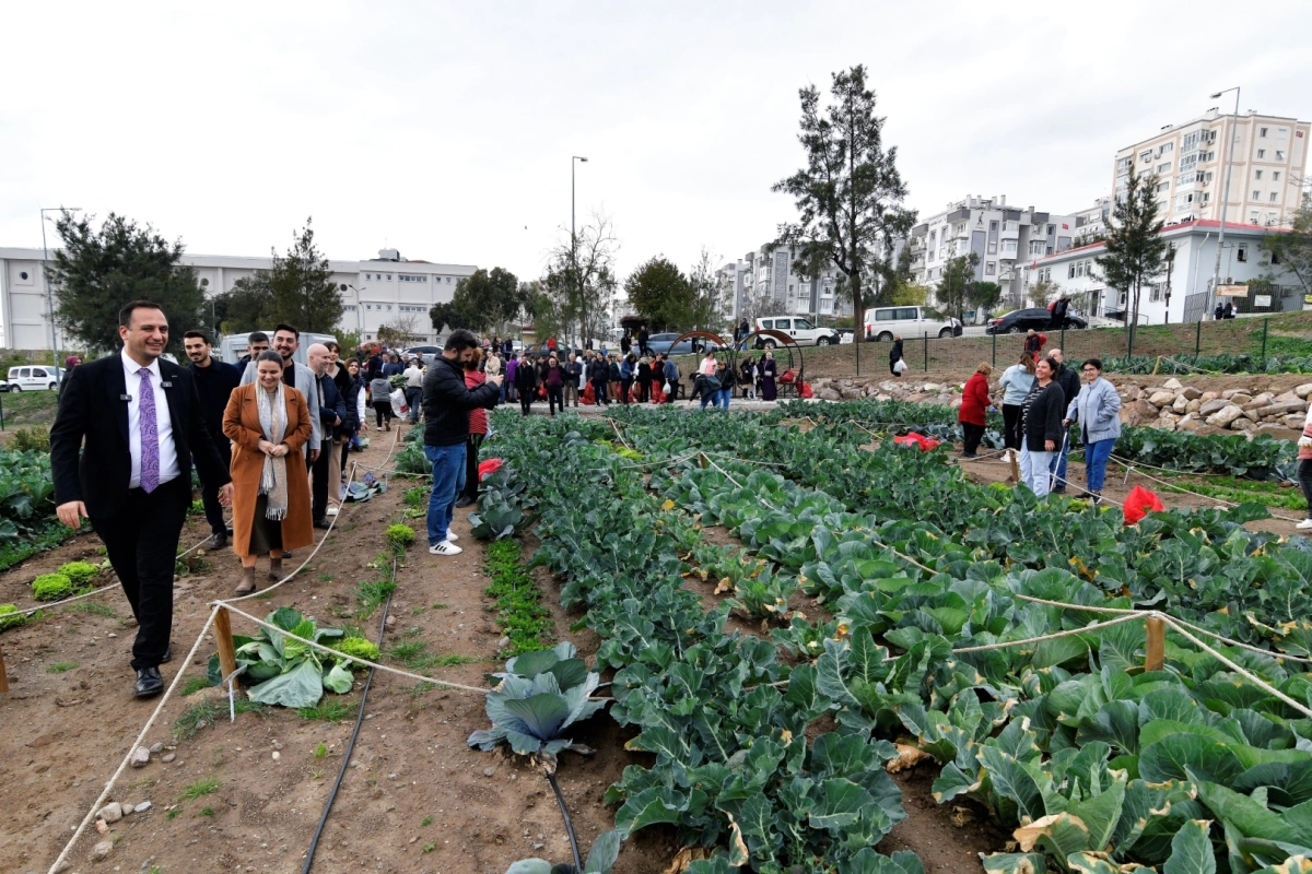 İzmir Bornova'da kent bostanlarında hasat coşkusu