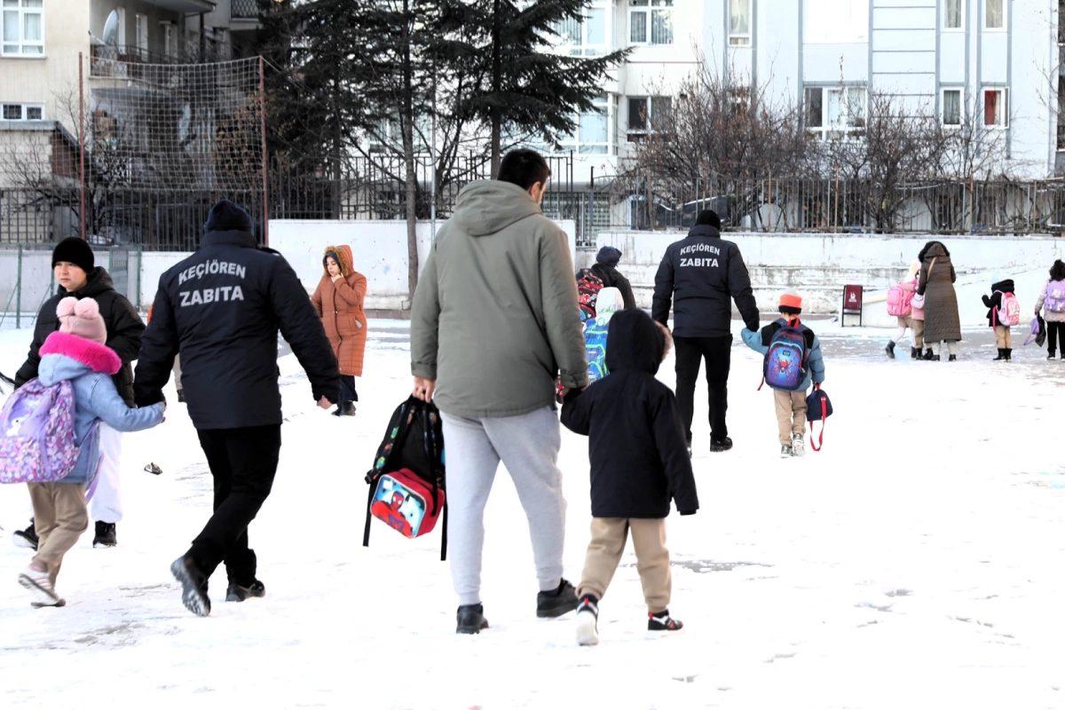 Ankara Keçiören’de karla mücadele ekipleri okulları güvende tutuyor