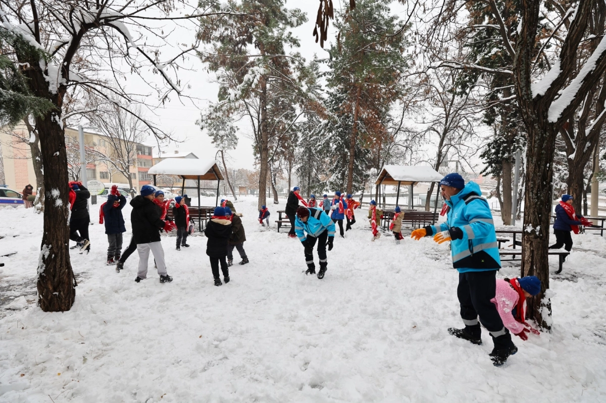 Gaziantep Büyükşehir, karın tadını çıkaran çocuklara eşlik etti