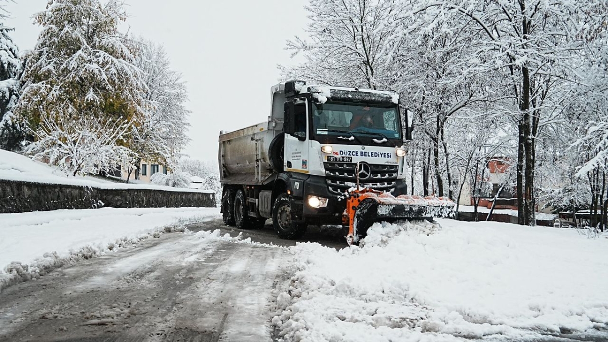 Düzce'ye kar düştü: Mücadele başladı