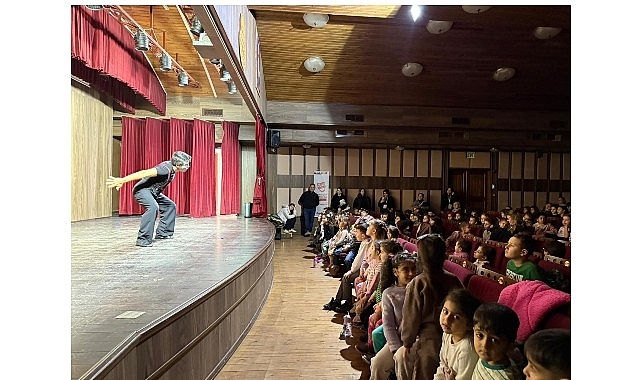 İnegöl’de Tiyatro Festivali Coşkusu Sürüyor