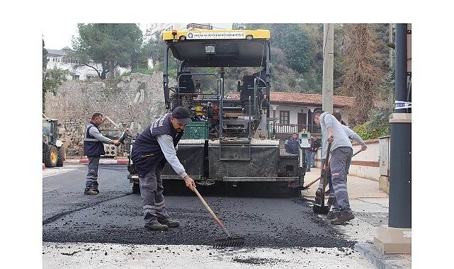 Büyükşehir Belediyesi’nden Finike’ye asfalt desteği 