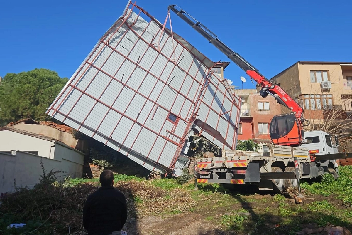 İzmir Büyükşehir'den sağanak ve fırtına mesaisi