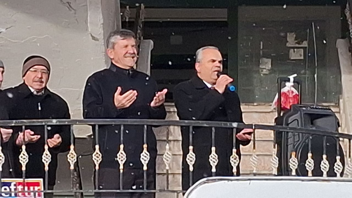 Beypazarı'ndan Umre yolculuğuna gidenle dualarla uğurlandı