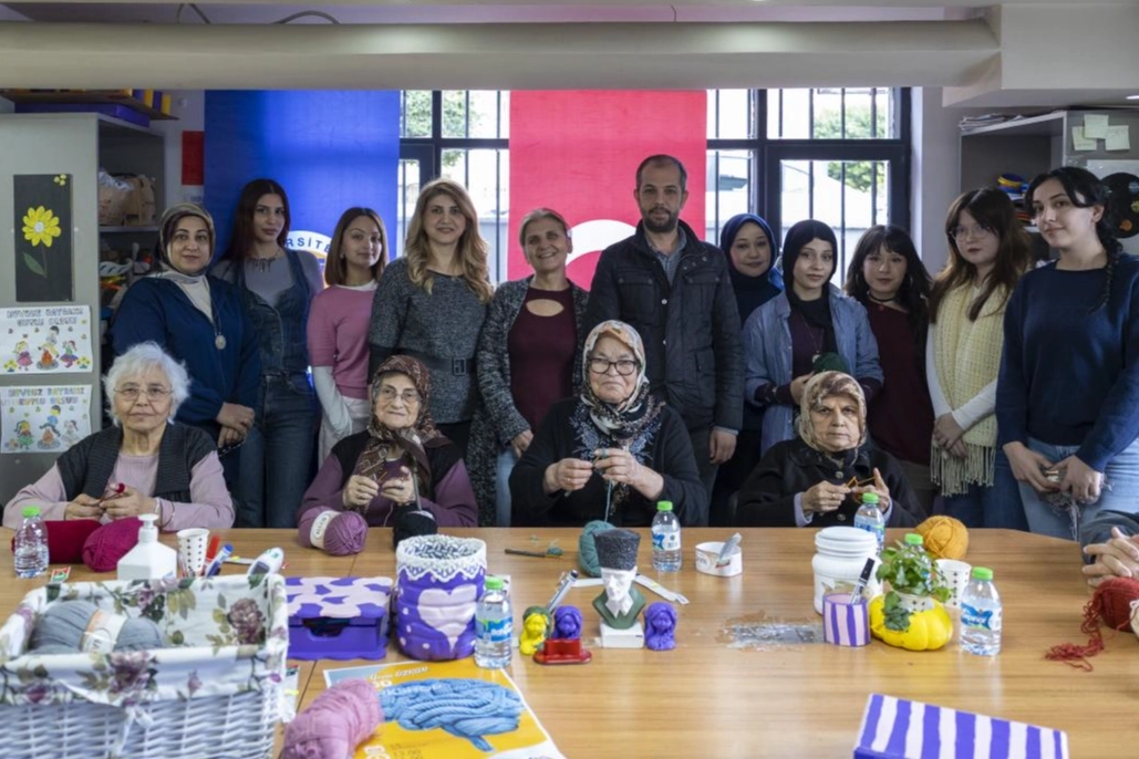 Mersin’de alzheimer hastaları sanatla hayata dokunuyor