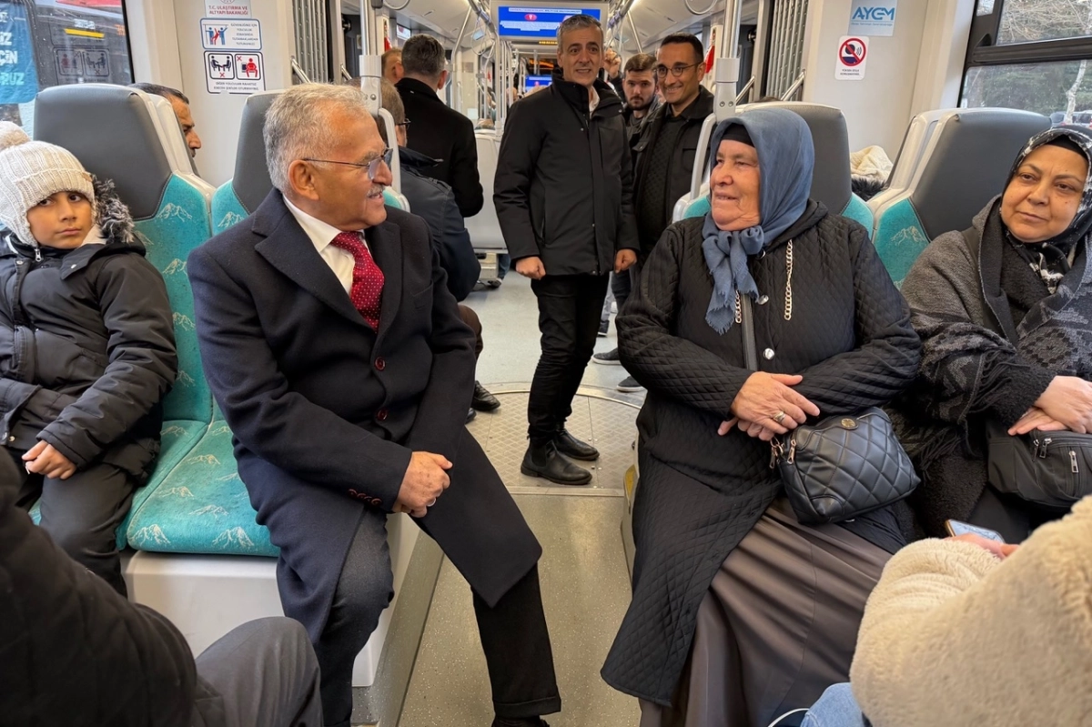 Başkan Büyükkılıç'tan Kayserililerle tramvay yolculuğu