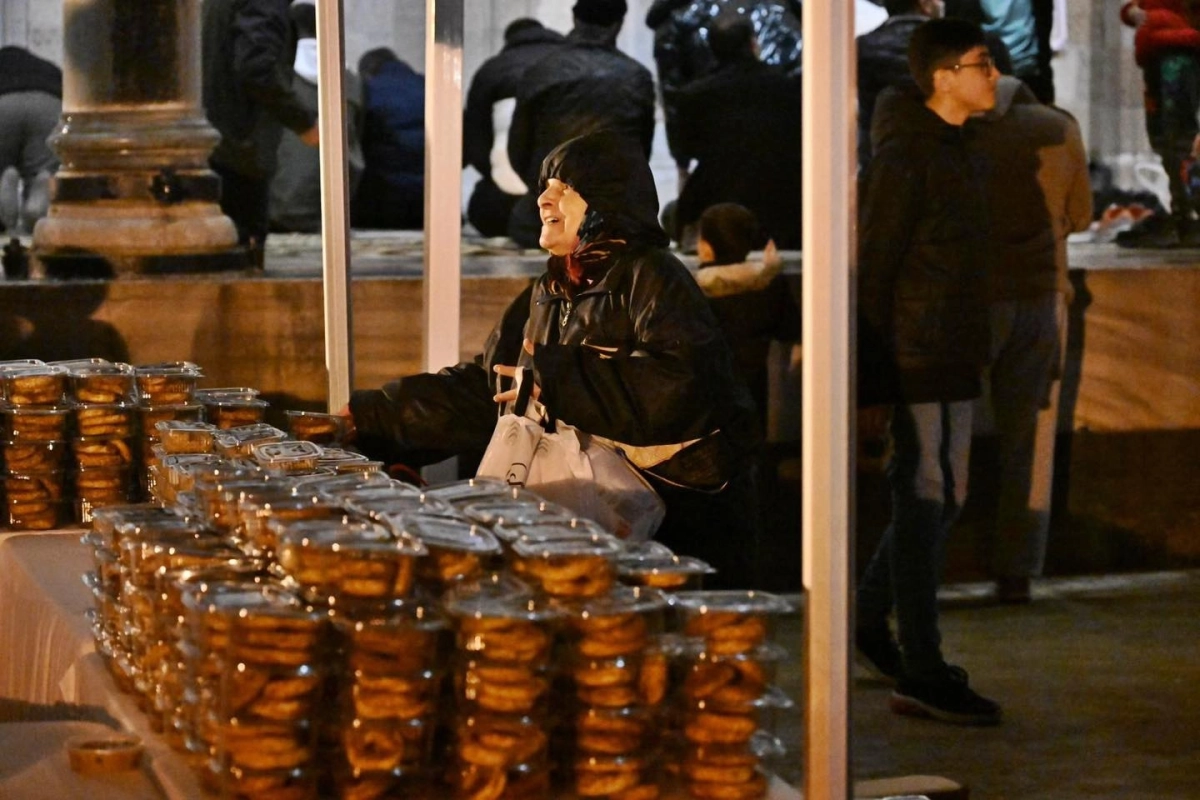 Manisa'da kandillik 5 bin kutu ikram