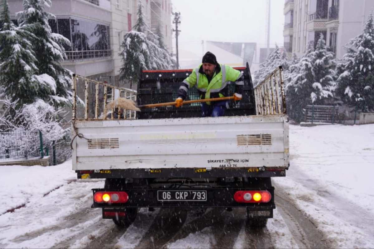 Ankara Keçiören'de karla mücadele seferberliği