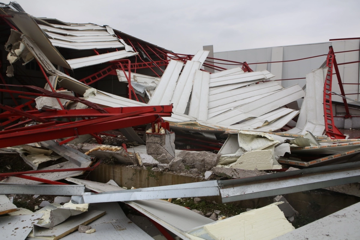 Bursa Nilüfer’de iki kaçak iş yeri yıkıldı