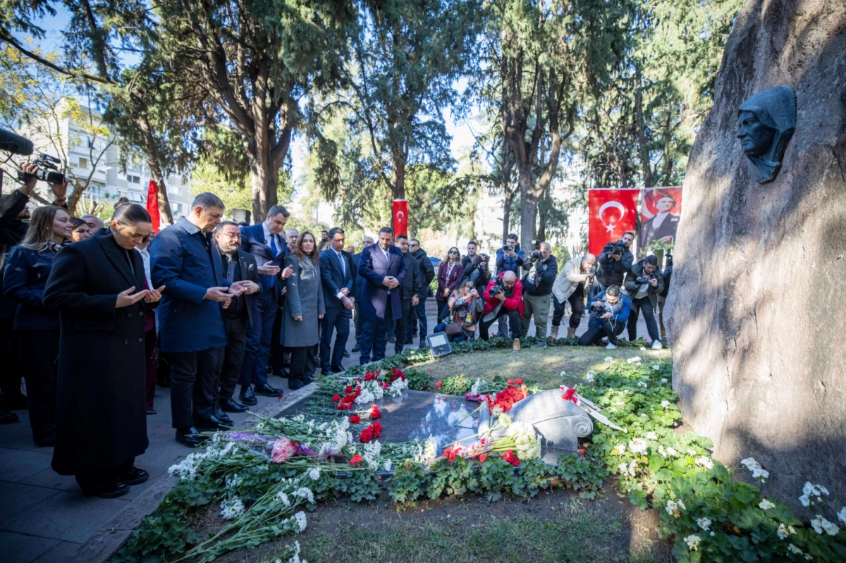 İzmir'de Zübeyde Hanım’a duygusal anma