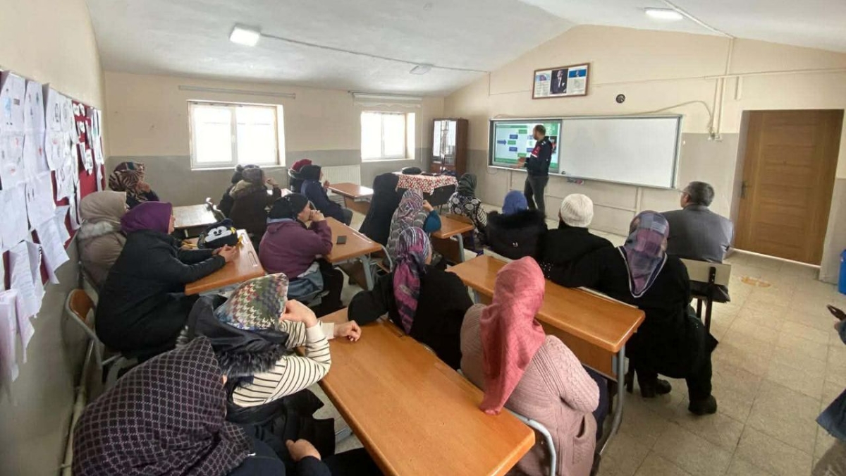 Akyaka’da “En İyi Narkotik Polisi Anne” projesi kapsamında eğitim düzenlendi