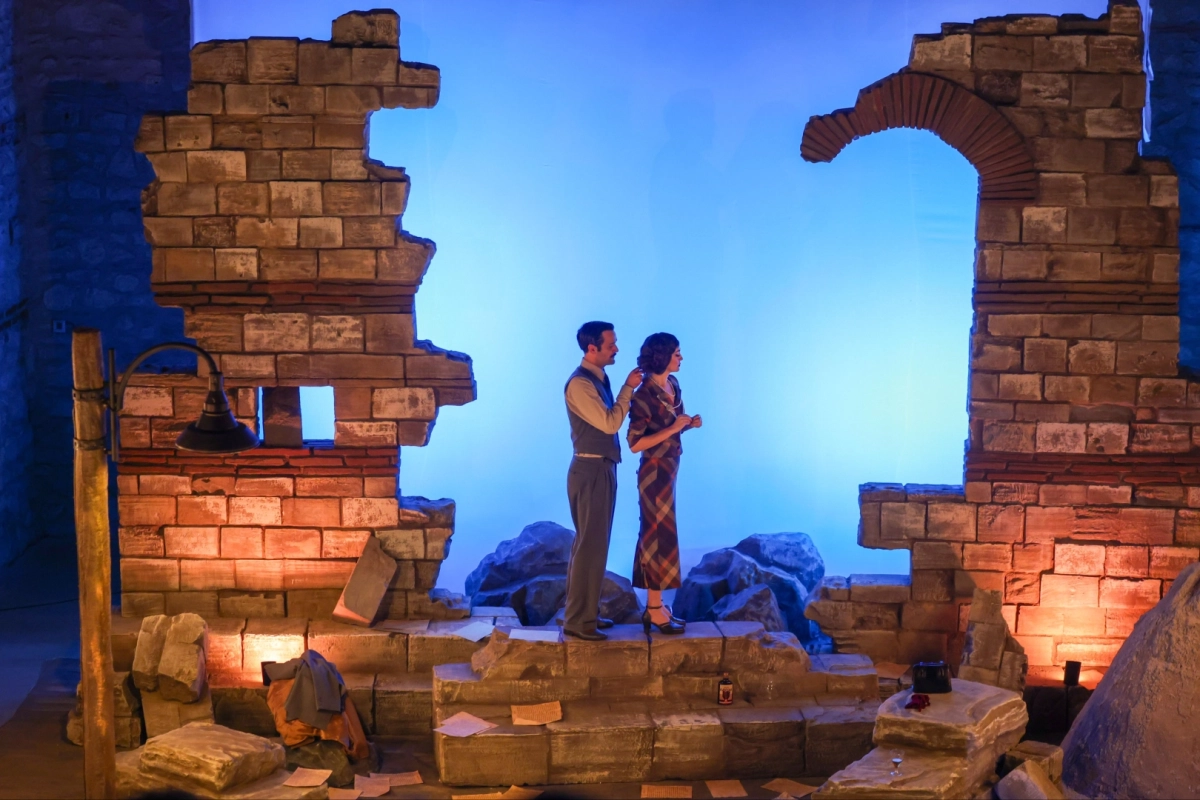 “Ay Tedirginliği” Baruthane Sahnesi'nde prömiyer yaptı