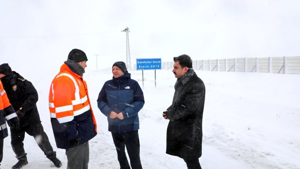 Vali Polat, Sakaltutan Geçidi’nde karla mücadele çalışmalarını inceledi
