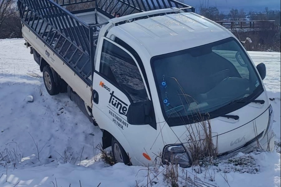 Buzlanma kazaya yol açtı! Kamyonet tarlaya uçtu, 1 yaralı