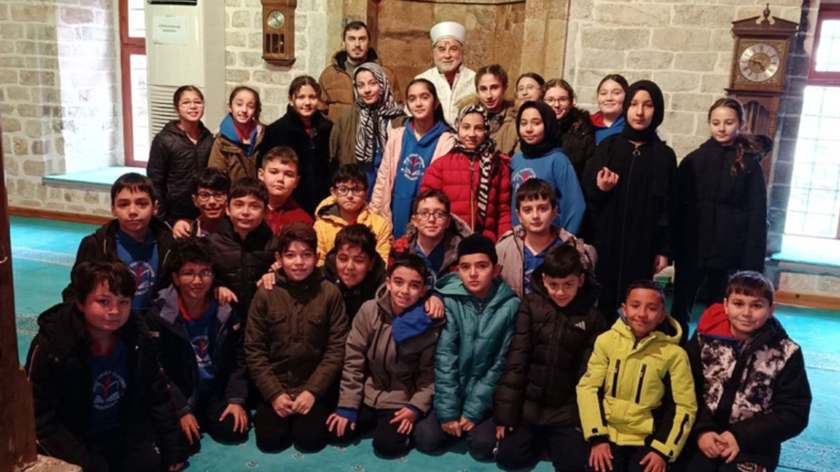 Şehit Samet Üstüner ortaokulu öğrencileri, tarihi paşa caminde
