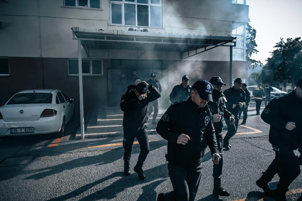 İzmir İtfaiyesi'nden polis okulunda yangın tatbikatı
