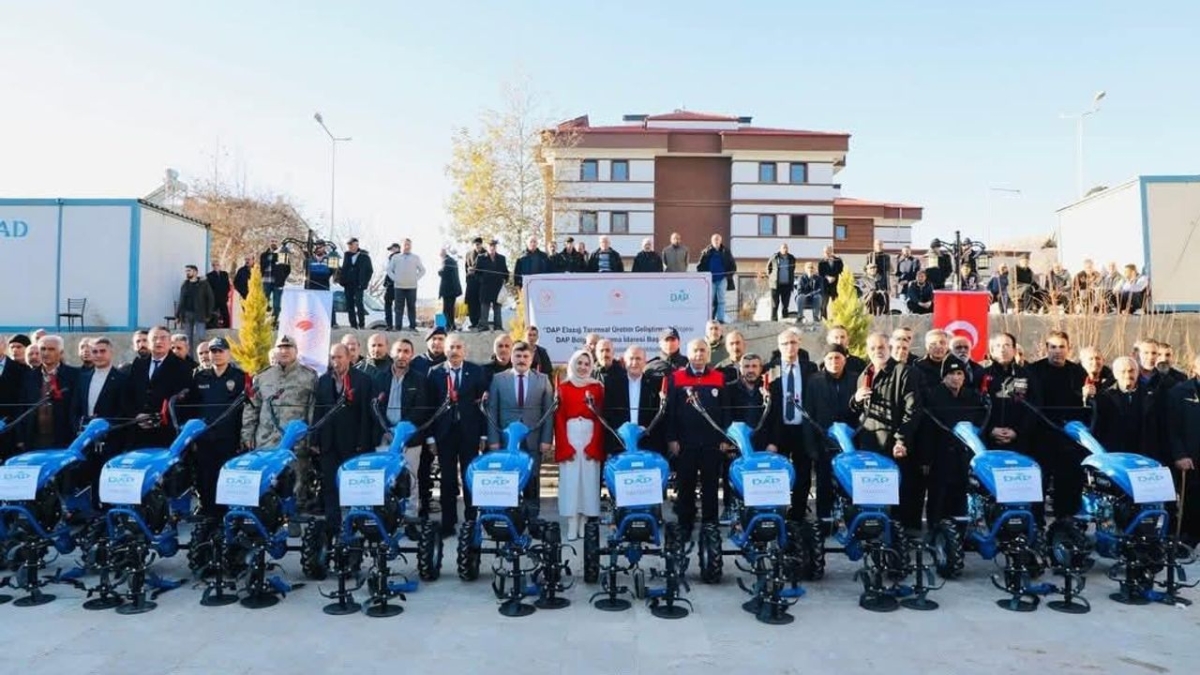 Baskil’de çiftçilere 100 adet dizel çapa makinesi dağıtıldı