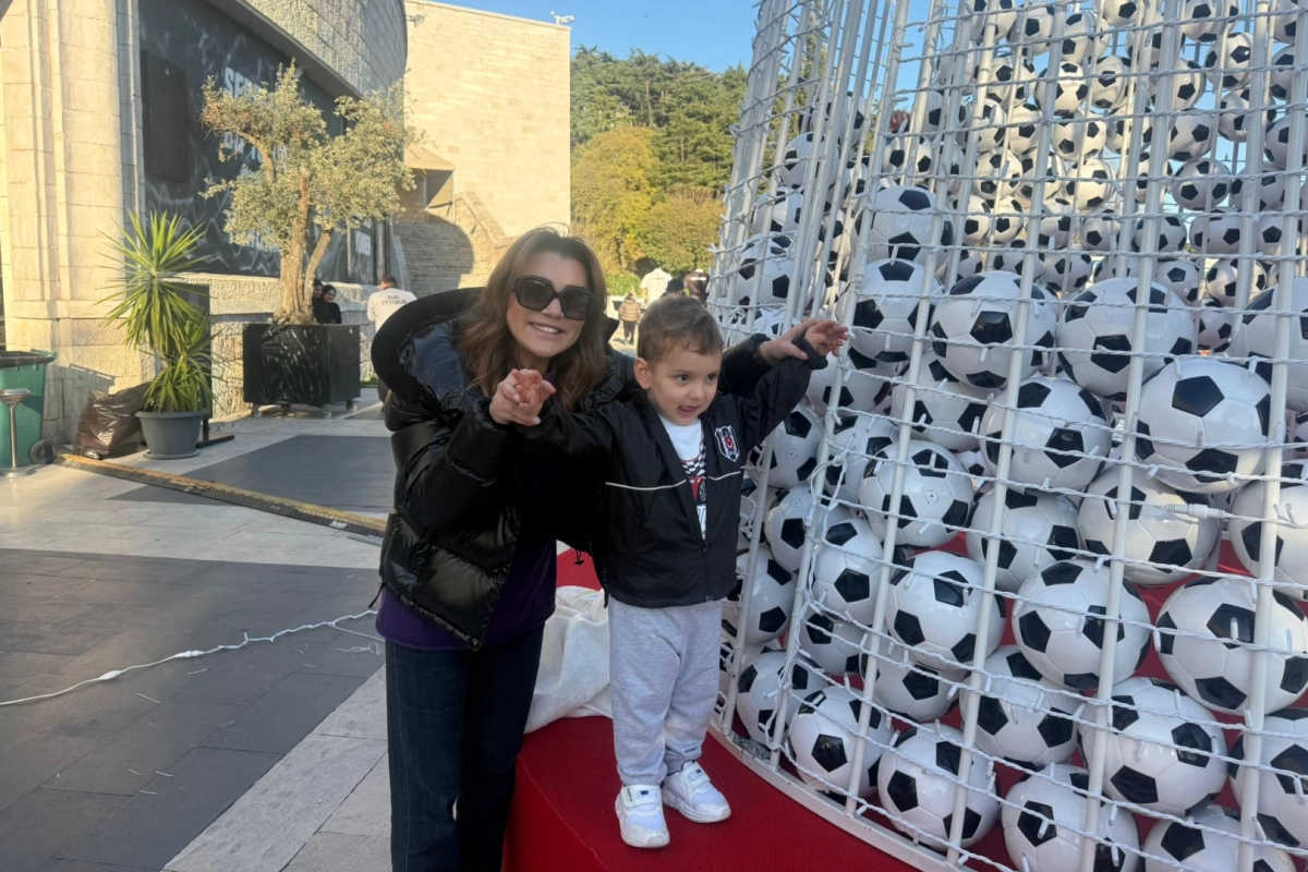 TÜPRAŞ Stadyumu'nda 2 bin toptan oluşan yılbaşı ağacı