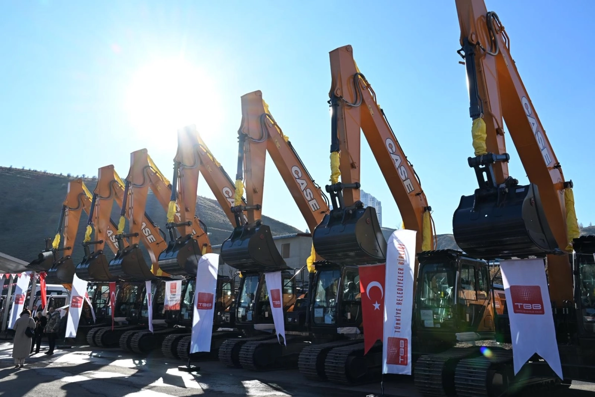 İzmir Karabağlar'a yeni iş makinesi desteği