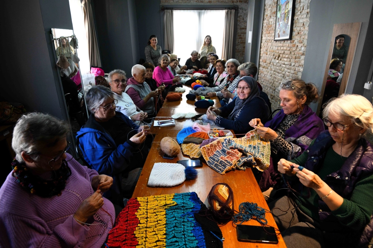 Antalya Muratpaşa'da Yaşlı Evi'nden çocukları ısıtacak örgü